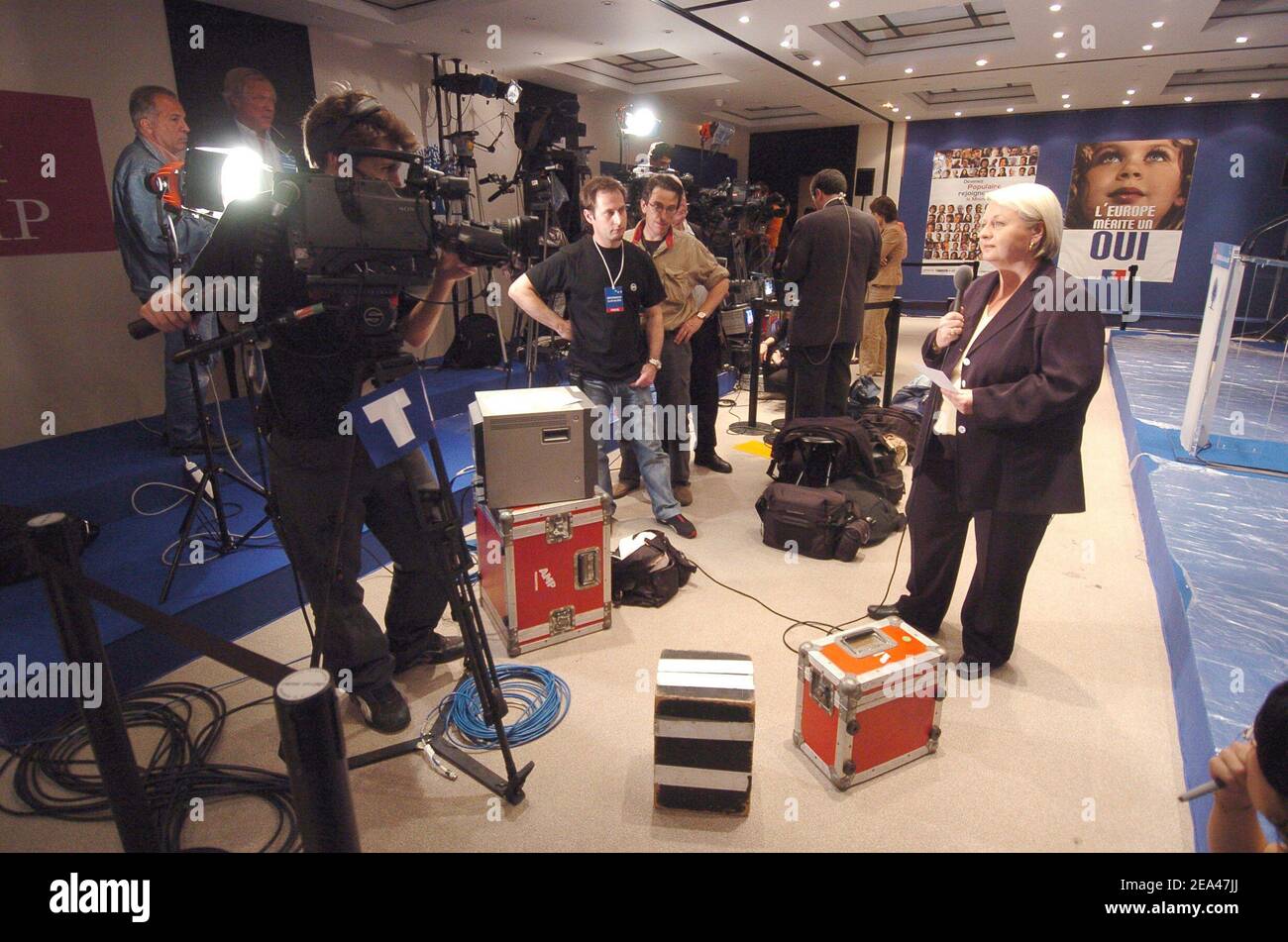 'La presse au siège du mouvement populaire (UMP) à Paris dimanche 29 mai 2005, après les premiers résultats, la France a voté ''non'' dans un référendum sur la première constitution de l'Union européenne. Photo de Klein-Gouhier/ABACA.' Banque D'Images
