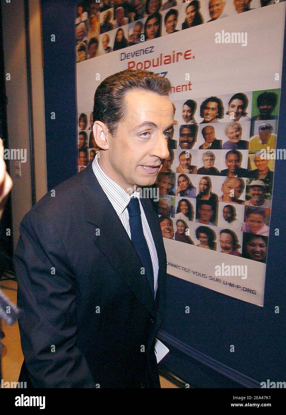 Nicolas Sarkozy, dirigeant de l'Union pour un parti du mouvement populaire (UMP) au siège du parti à Paris le dimanche 29 mai 2005, après que les premiers résultats ont montré que la France avait voté « non » lors d'un référendum sur la première constitution de l'Union européenne. Photo de Gouhier-Klein/ABACA. Banque D'Images