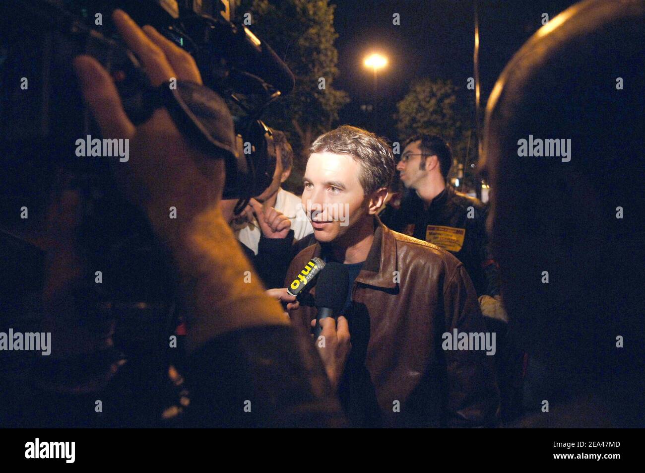 Olivier Besancenot (trotskiste) célèbre la place de la Bastille à Paris après que la France ait voté contre la ratification de la Constitution européenne, le 29 mai 2005. La France a massivement rejeté la constitution de l'Union européenne par référendum. Photo de Klein-Gouhier/ABACA. Banque D'Images