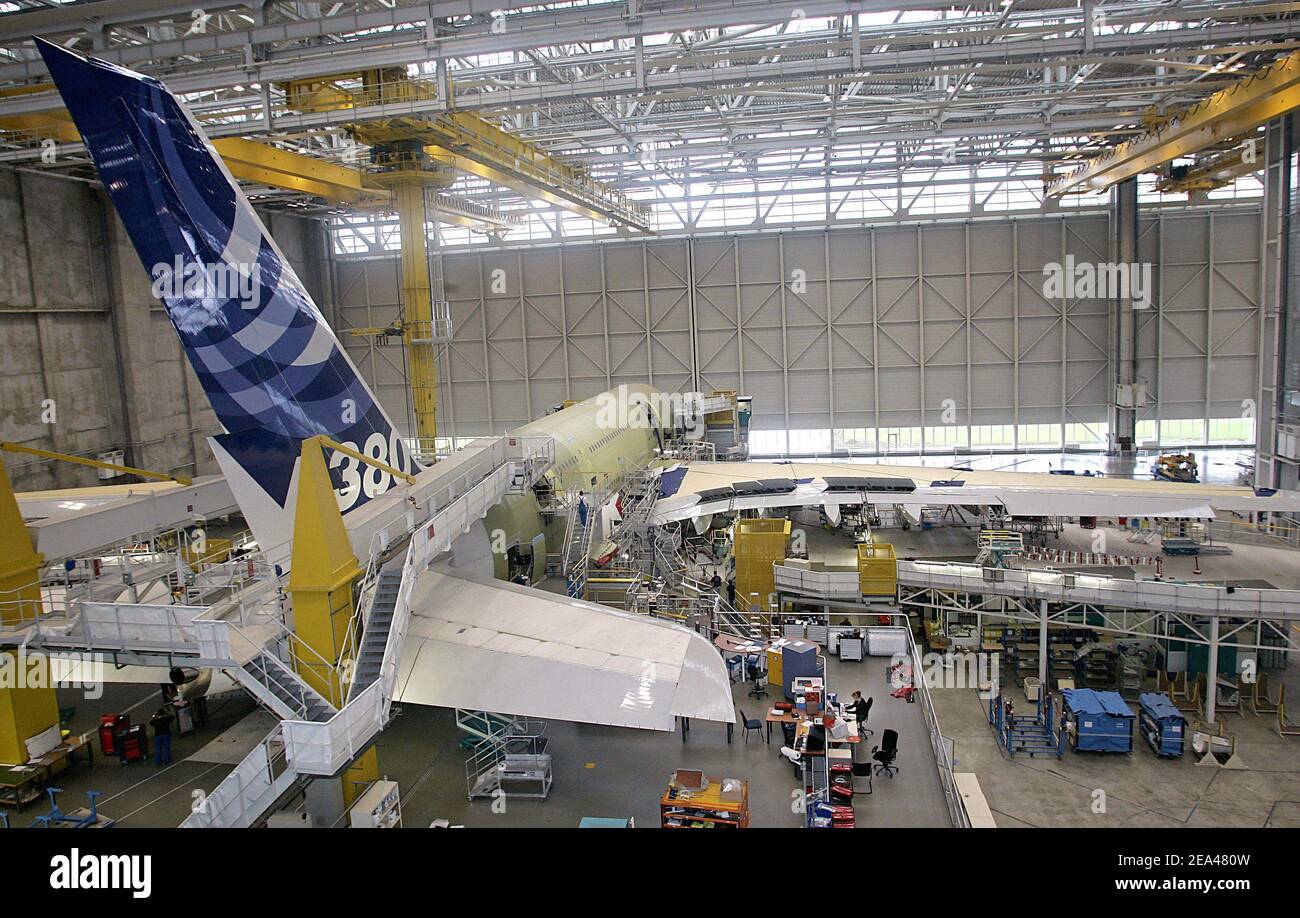 EXCLUSIF. La ligne d'assemblage final Airbus A-380 dans les Halls 40 de l'usine  Jean-Luc Lagardere à Blagnac, près de Toulouse, dans le sud-ouest de la  France, le 30 mai 2005. L'A380, qui