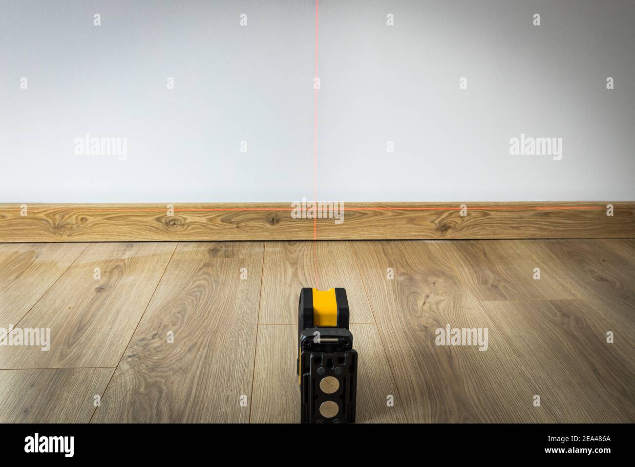 Le laser électronique affiche le niveau et le fil à plomb sur le mur Banque D'Images
