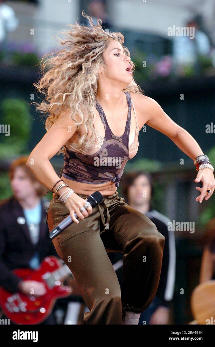 Shakira d'origine colombienne se produit dans le Bryant Park de New York  dans le cadre de la série de concerts d'été du réseau de télévision ABC, le  vendredi 3 juin 2005. Photo