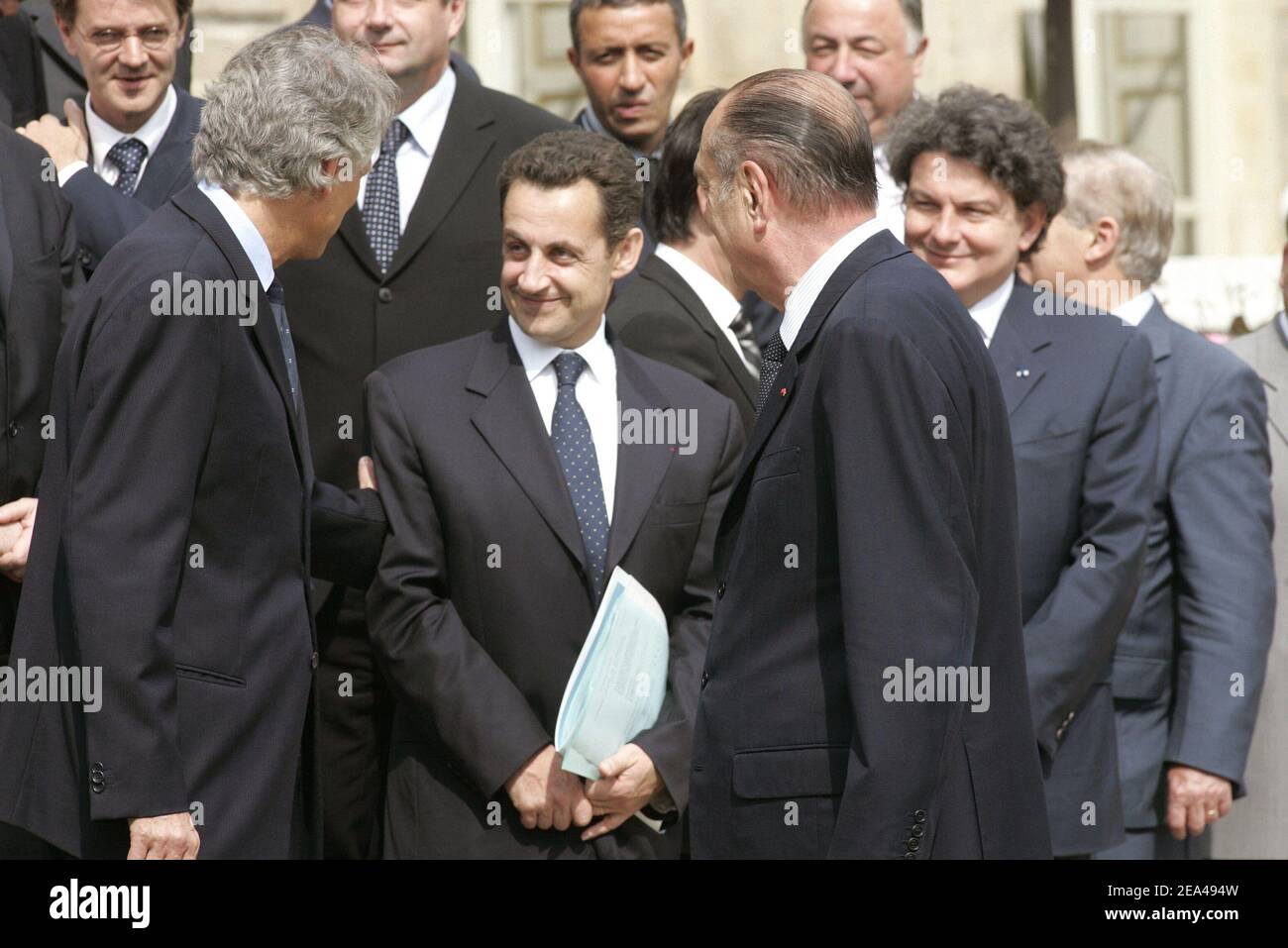 Le président français Jacques Chirac (R), par le nouveau ministre de l'intérieur Nicolas Sarkozy (c), Et le nouveau Premier ministre Dominique de Villepin (L) au Palais de l'Elysée à Paris, le vendredi 3 juin 2005, au début de la première réunion du Cabinet du nouveau gouvernement dirigé par le Premier ministre Dominique de Villepin. Photo de Mousse-Klein/ABACA Banque D'Images