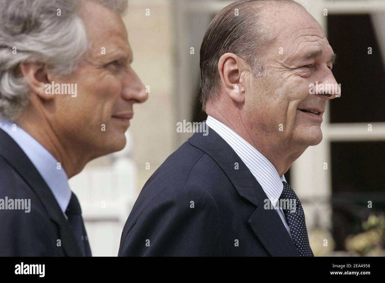 Le président français Jacques Chirac et le nouveau Premier ministre Dominique de Villepin (L) à l'Elysée Palace de Paris, le vendredi 3 juin 2005, au début de la première réunion du Cabinet du nouveau gouvernement dirigé par le Premier ministre Dominique de Villepin. Photo de Mousse-Klein/ABACA Banque D'Images