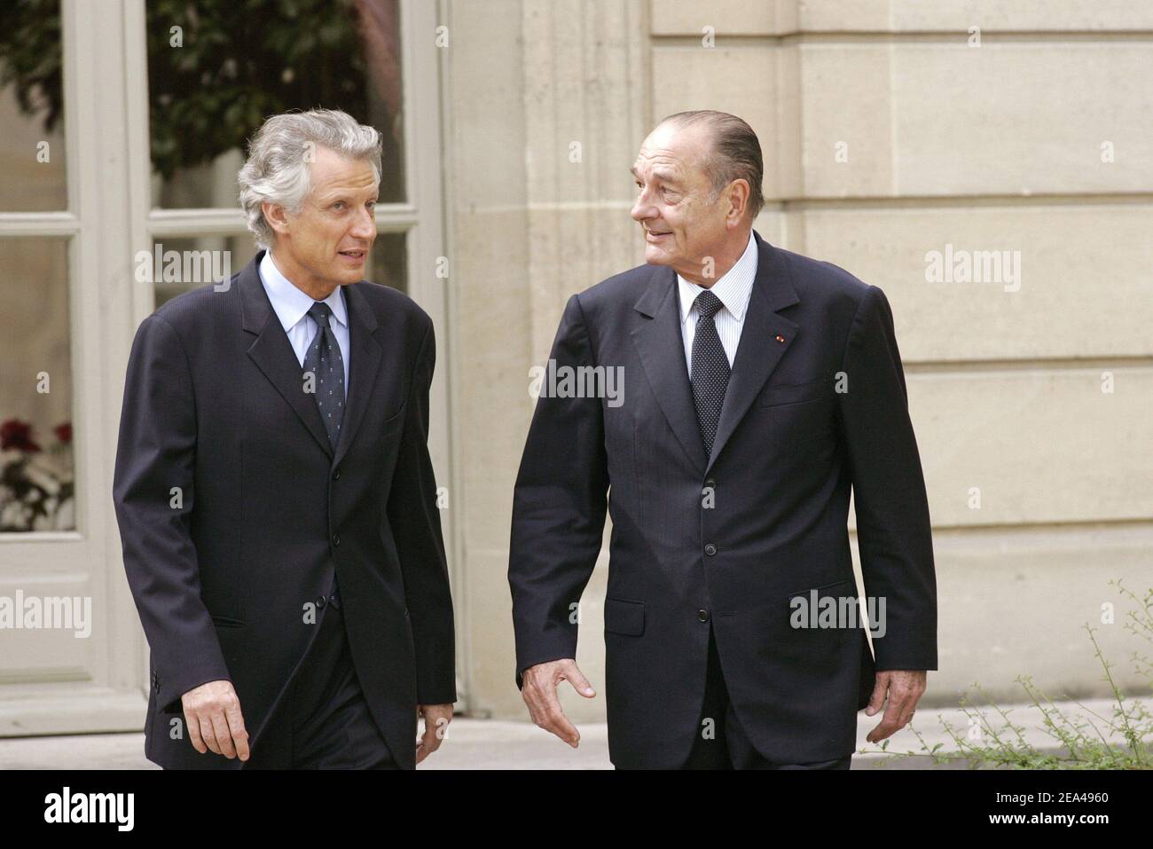 Le président français Jacques Chirac et le nouveau Premier ministre Dominique de Villepin (L) à l'Elysée Palace de Paris, le vendredi 3 juin 2005, au début de la première réunion du Cabinet du nouveau gouvernement dirigé par le Premier ministre Dominique de Villepin. Photo de Mousse-Klein/ABACA Banque D'Images