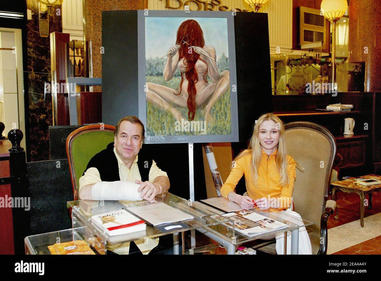 Née en Pologne, Eva Kowalewska pose avec son compagnon l'auteur français Paul-Loup Sulitzer lors de son exposition de peinture à la galerie champs-Elysées à Paris, en France, le 5 juin 2005. Photo de Mehdi Taamallah/ABACA. Banque D'Images