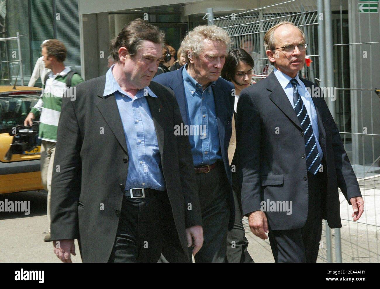 Le père François Lefort (l) et ses avocats, Maître Jean-Yves Lienard (c)  arrivent au tribunal de Nanterre près de Paris, en France, le deuxième jour  de son procès, accusés de viol sur