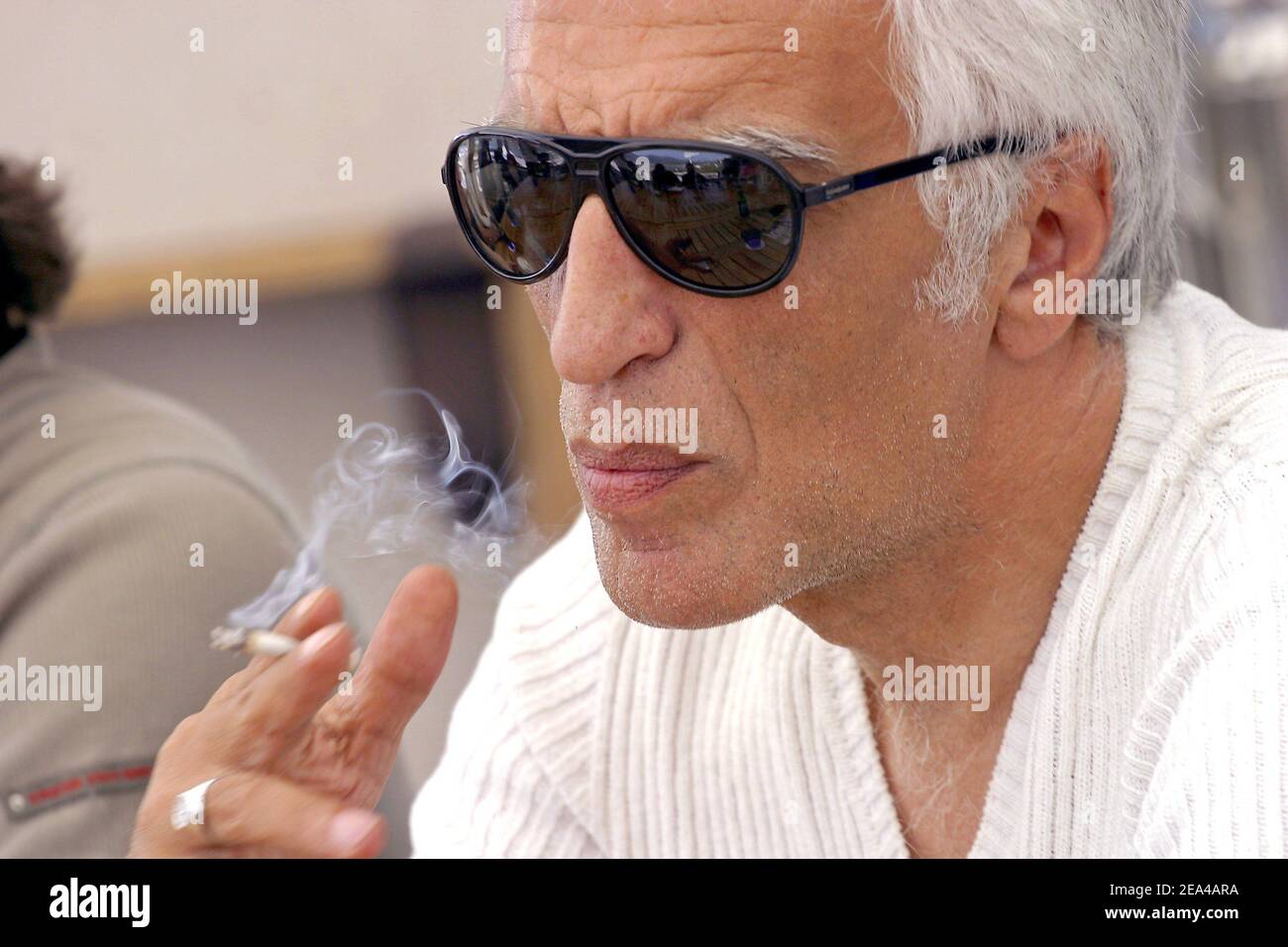 L'acteur et acteur français Gérard Darmon pose à un photocall pour la projection du dernier film d'Edmond Bensimon, 'Emmenez-moi', dans le cadre du festival du film Cinérien qui s'est tenu à Marseille, dans le sud de la France, le 7 juin 2005. Photo de Gerald Holubowicz/ABACA. Banque D'Images