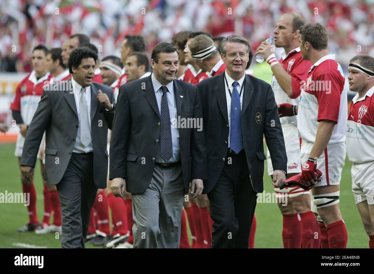Le ministre français des Sports Jean-François Lamour participe à la finale du championnat de rugby français entre Biarritz Olympique et le Stade Français au Stade de France à Saint Denis près de Paris, le 11 juin 2005. Photo de Laurent Zabulon/CAMELEON/ABACA Banque D'Images