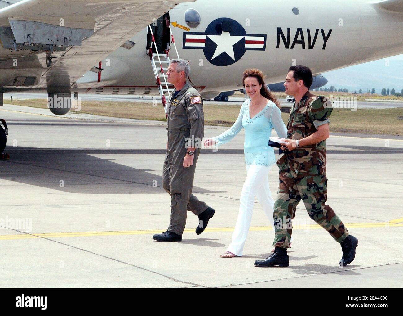 L'actrice américaine Andie McDowell descend la ligne de vol avec le commandant de la Force opérationnelle six Seven Capt Bob Lally et LE CAPC DAN Emerson, tout en visitant la base aérienne navale de Sigonella en Sicile, Italie, le 13 juin 2005. Photo par USN via ABACA. Banque D'Images
