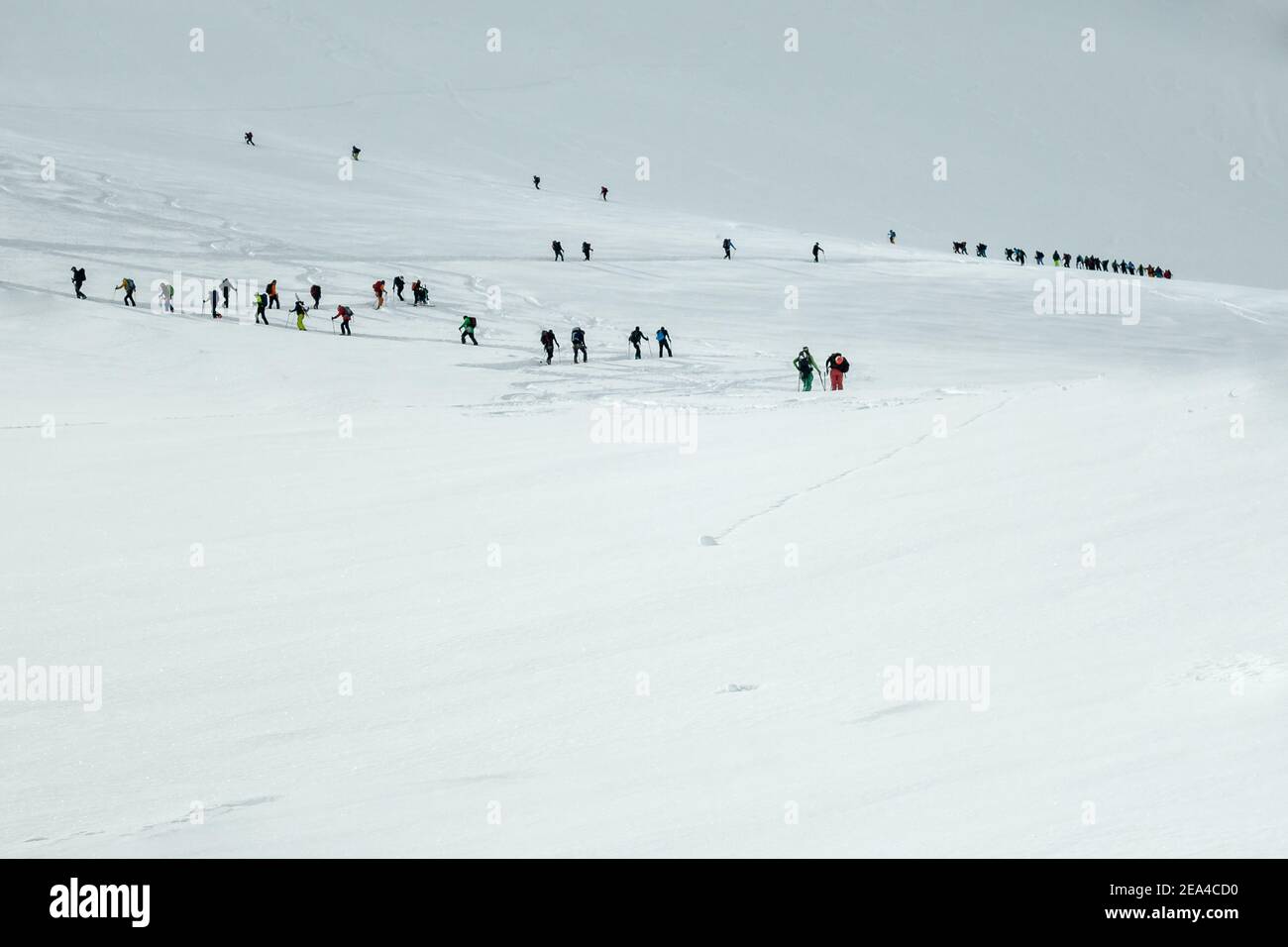 Longue file de skieurs de randonnée dans la partie fermée De la station de ski de Grand Montets en direction de Le haut de commencer leur haute route vers Zerma Banque D'Images