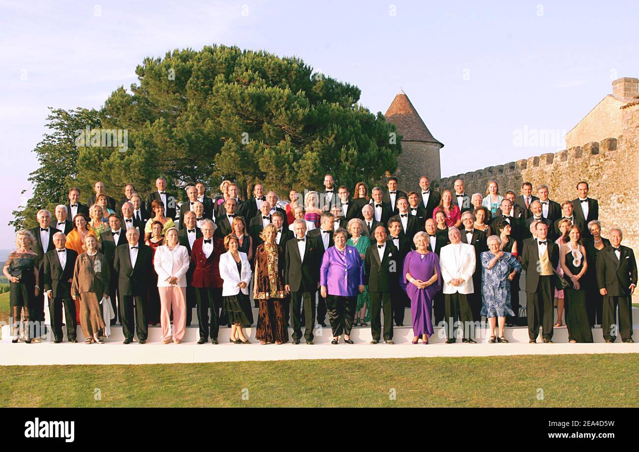 Bernard Arnault, PDG de LVMH et propriétaire du château d'Yquem, et son épouse Hélène (Front, Centre) posent pour une photo inédite avec les propriétaires des 80 'Grands crus classes', grands vins français classés selon une norme existante depuis 1855, lors d'une fête organisée à la propriété du château d'Yquem, Sud-Ouest de la France, le 19 juin 2005. Photo de Patrick Bernard/ABACA. Banque D'Images