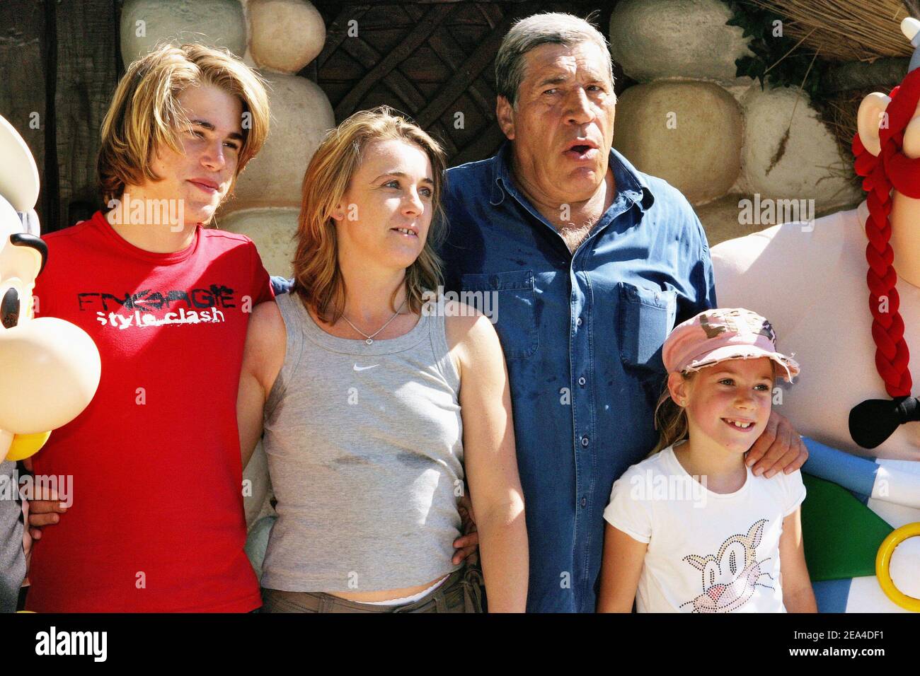 L'acteur français Jean-Pierre Castaldi, son épouse Corinne et leurs enfants  Giovanni et Paola lors de l'inauguration du nouveau salon magique au Parc  Astérix, près de Paris, le 18 juin 2005. Photo par