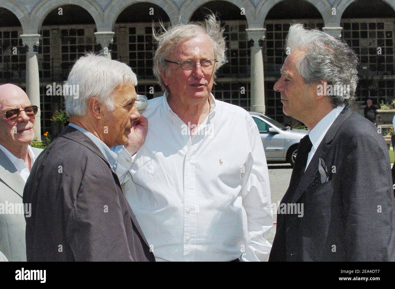 (G-D) les acteurs français Guy Bedos, Claude Rich et Pierre Arditi assistent aux funérailles de l'actrice Suzanne Flon au cimetière du Père Lachaise à Paris, France, le 21 juin 2005. Photo de Klein-Mousse/ABACA. Banque D'Images