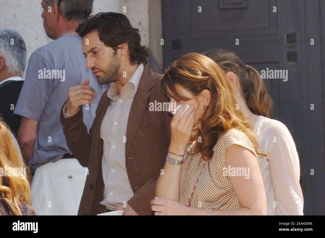 Les acteurs français Frederic Diefenthal et son épouse Gwendoline Hamon assistent aux funérailles de l'actrice Suzanne Flon au cimetière du Père Lachaise à Paris, France, le 21 juin 2005. Photo de Klein-Mousse/ABACA. Banque D'Images
