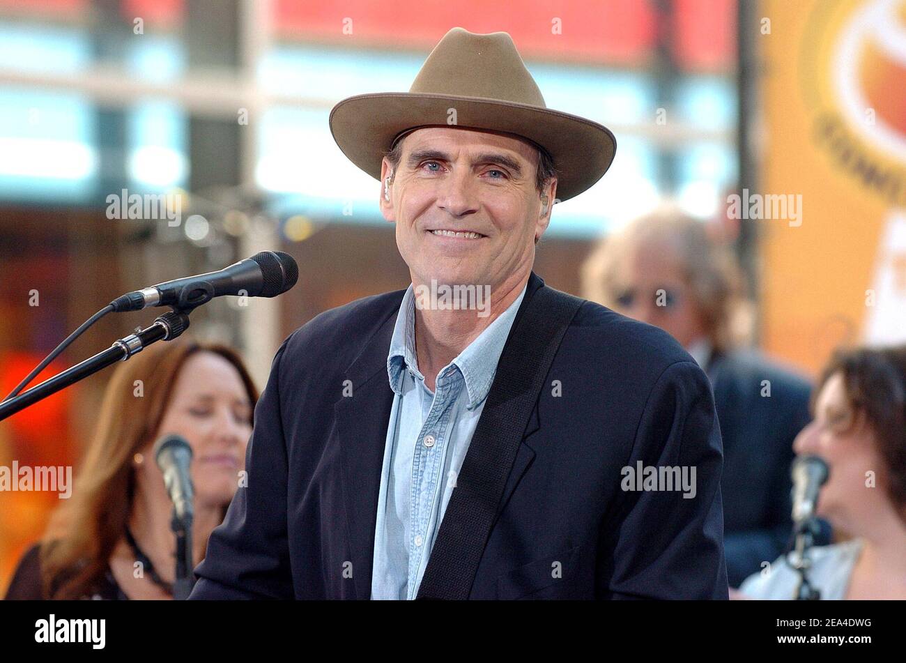 Le musicien James Taylor se produit sur NBC Today Toyota concert Series, qui s'est tenu au Rockefeller Center de New York, NY, le 21 juin 2005. Photo de Slaven Vlasic/ABACA. Banque D'Images