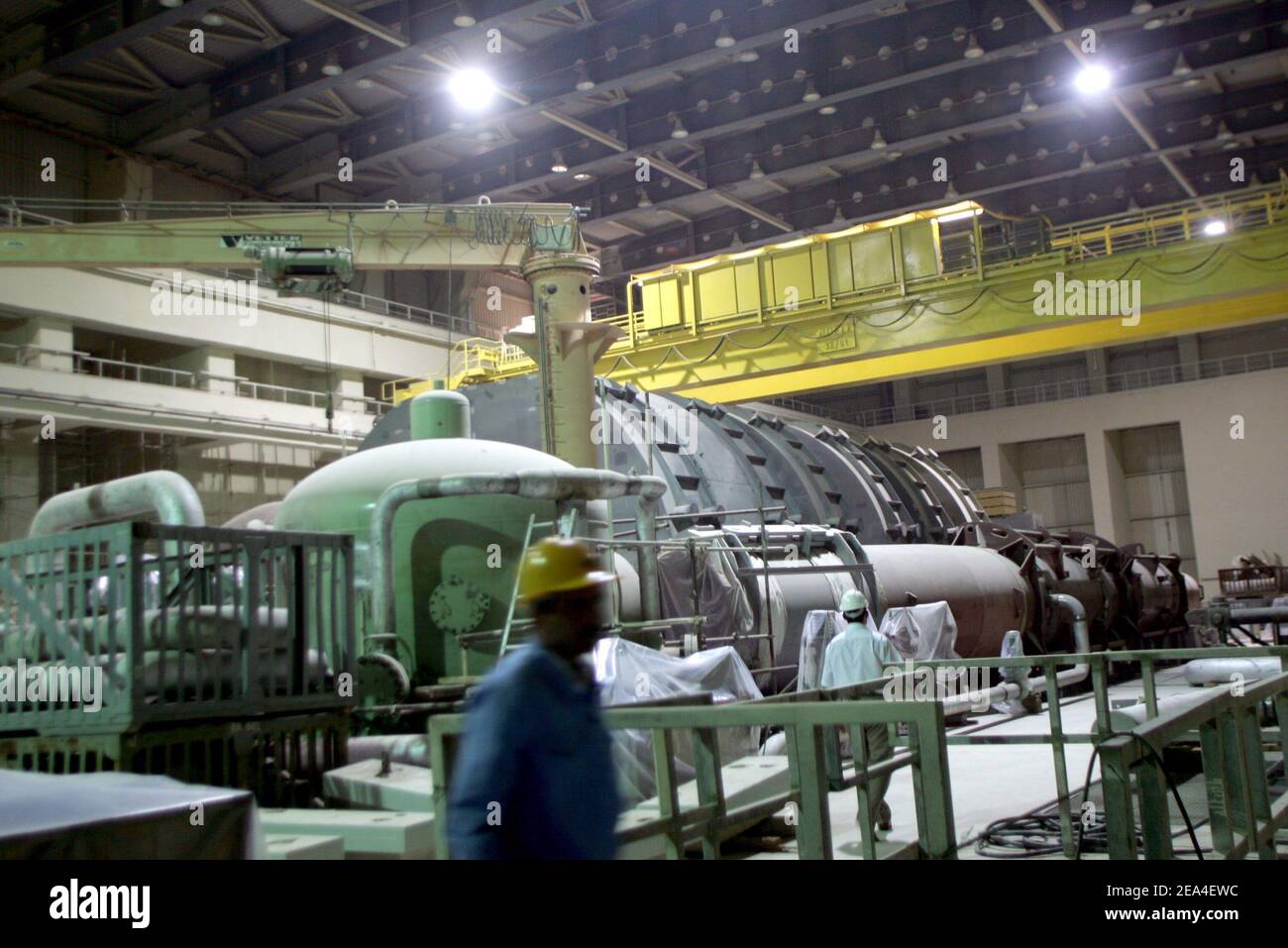 Un ouvrier se promène à l'intérieur du bâtiment à turbine de la centrale nucléaire de Bushehr, à 1000km au sud de Téhéran, en Iran, le 22 juin 2005. Photo par ABACA Banque D'Images