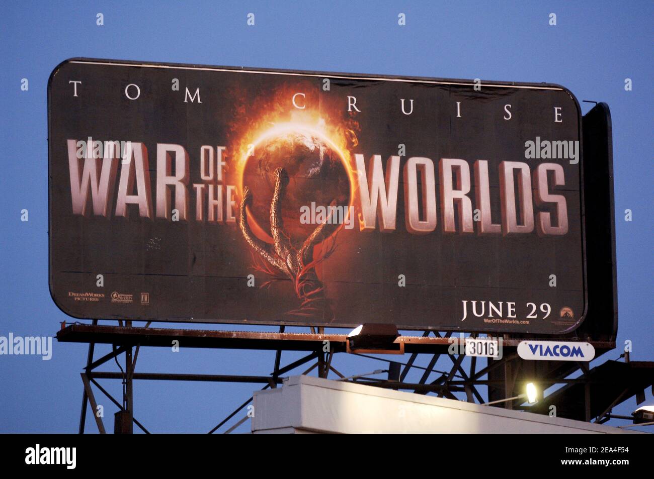 Panneau d'affichage du film de Steven Spielberg « War of the Worlds » au Théâtre chinois d'Hollywood. Los Angeles, le 27 juin 2005. Photo de Lionel Hahn/ABACA Banque D'Images