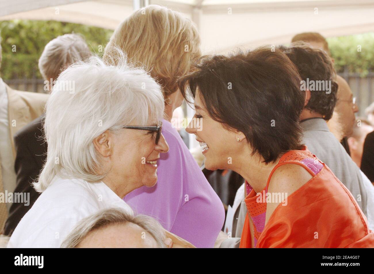 Les chanteurs français Catherine Lara et Liane Foly assistent à l'inauguration de la place Loulou Gaste, (compositeur français et défunt mari de Line Renaud) dans le 17ème arrondissement de Paris, France, le 1er juillet 2005. Photo de Giancarlo Gorassini/ABACAPRESS.COM Banque D'Images