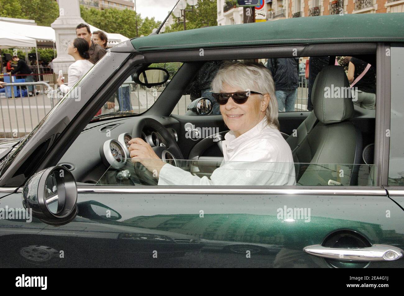 La chanteuse française Catherine Lara quitte l'inauguration de la place Loulou Gaste, (compositeur français et défunt mari de Line Renaud) dans le 17ème arrondissement de Paris, en France, le 1er juillet 2005. Photo de Giancarlo Gorassini ABACAPRESS.COM Banque D'Images