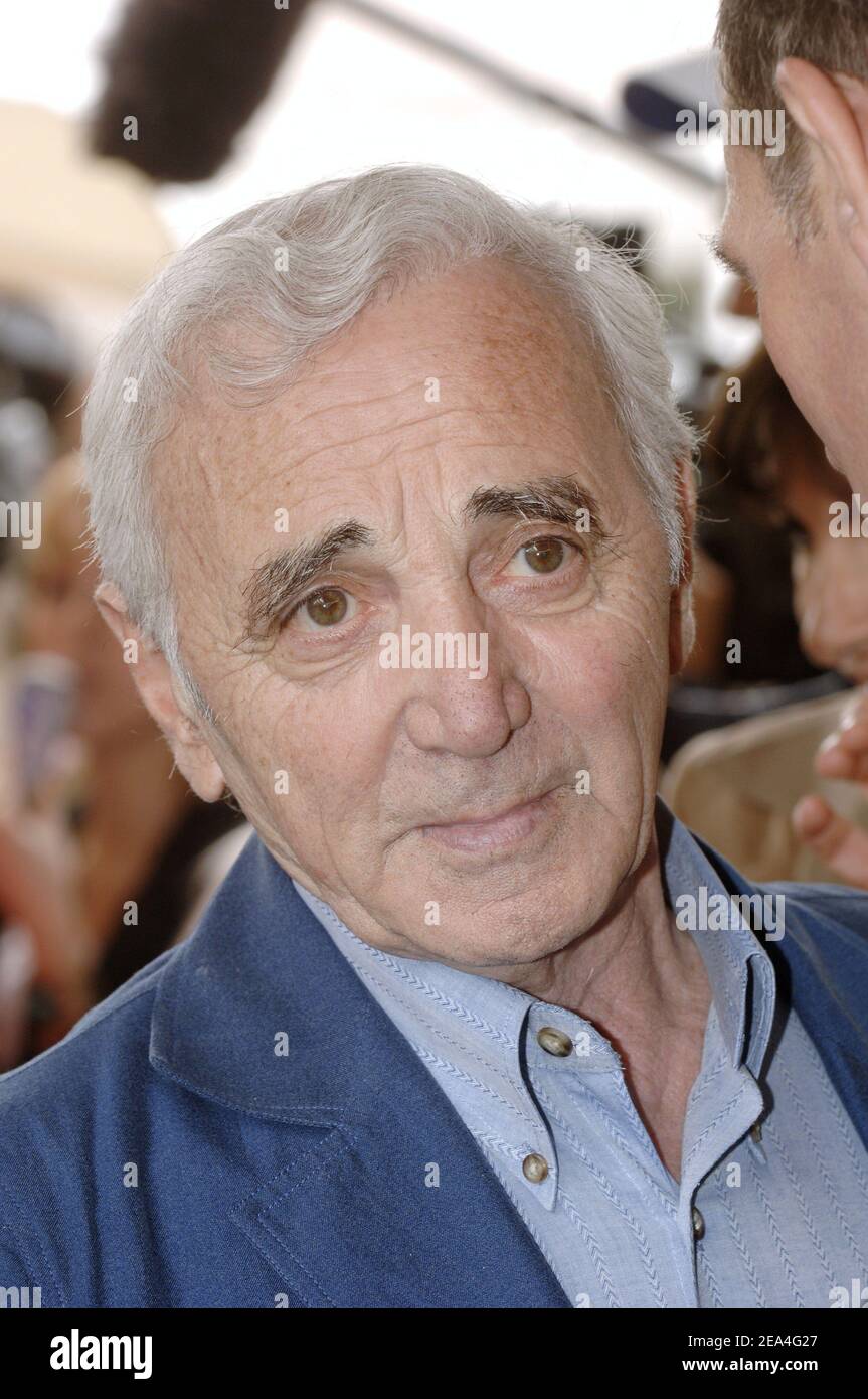 Le chanteur français Charles Aznavour assiste à l'inauguration de la place Loulou Gaste (compositeur français et défunt mari de Line Renaud) dans le 17ème arrondissement de Paris, France, le 1er juillet 2005. Photo de Giancarlo Gorassini/ABACAPRESS.COM Banque D'Images