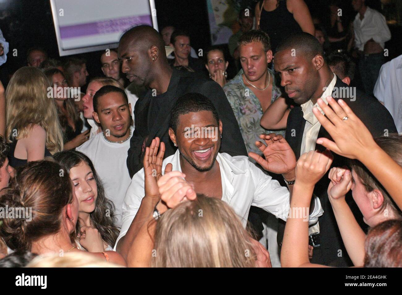 EXCLUSIF. Le chanteur des États-Unis Usher sur la piste de danse avec des invités lors d'une fête brésilienne au club « VIP Room » de Saint-Tropez, France, le 03 juillet 2005. Photo de Benoit Pinguet/ABACA. Banque D'Images EXCLUSIF. Le chanteur des États-Unis Usher sur la piste de danse avec des invités lors d'une fête brésilienne au club « VIP Room » de Saint-Tropez, France, le 03 juillet 2005. Photo de Benoit Pinguet/ABACA. Banque D'Images