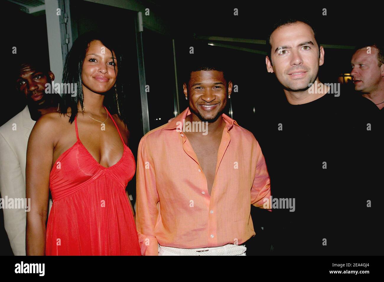 EXCLUSIF. LE chanteur AMÉRICAIN Usher et sa petite amie Eishia Brightwell avec le directeur de la place VIP du club 'VIP ROOM' à Saint-Tropez, France, le 02 juillet 2005. Photo de Benoit Pinguet/ABACAPRESS.COM Banque D'Images EXCLUSIF. LE chanteur AMÉRICAIN Usher et sa petite amie Eishia Brightwell avec le directeur de la place VIP du club 'VIP ROOM' à Saint-Tropez, France, le 02 juillet 2005. Photo de Benoit Pinguet/ABACAPRESS.COM Banque D'Images