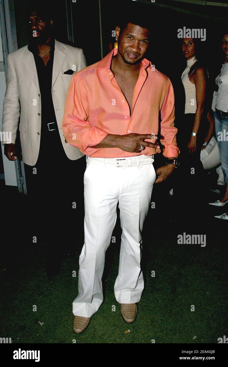 EXCLUSIF. Le chanteur américain Usher au club "VIP ROOM" de Saint-Tropez, France, le 02 juillet 2005. Photo de Benoit Pinguet/ABACAPRESS.COM Banque D'Images EXCLUSIF. Le chanteur américain Usher au club "VIP ROOM" de Saint-Tropez, France, le 02 juillet 2005. Photo de Benoit Pinguet/ABACAPRESS.COM Banque D'Images