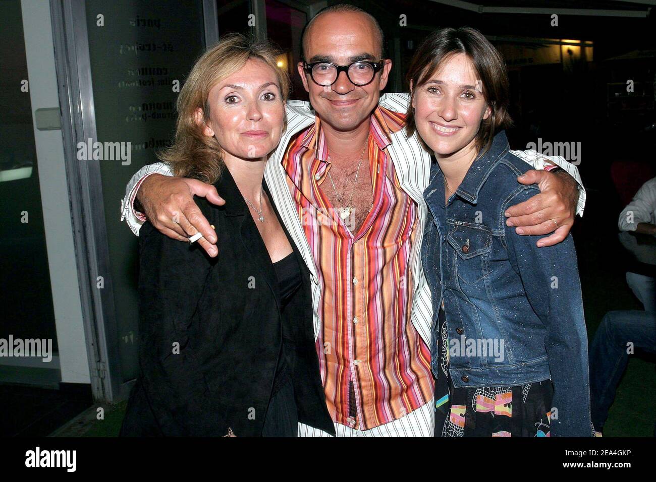EXCLUSIF. Karl Zero (C) et Alexia de la Roche Joubert au club "VIP ROOM" de Saint-Tropez, France, le 02 juillet 2005. Photo de Benoit Pinguet/ABACAPRESS.COM Banque D'Images EXCLUSIF. Karl Zero (C) et Alexia de la Roche Joubert au club "VIP ROOM" de Saint-Tropez, France, le 02 juillet 2005. Photo de Benoit Pinguet/ABACAPRESS.COM Banque D'Images