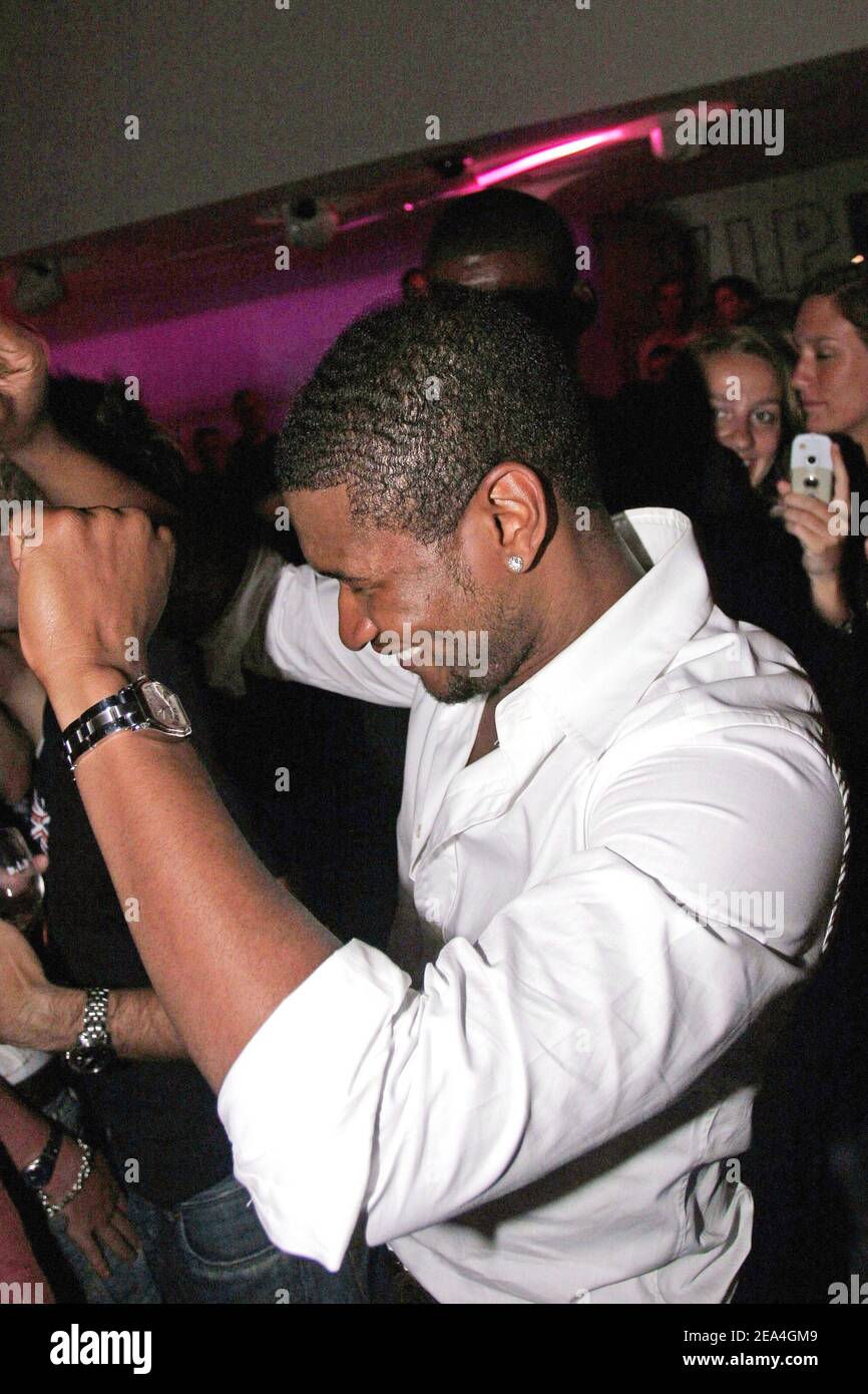 EXCLUSIF. Usher, chanteur des États-Unis, sur la piste de danse lors d'une fête brésilienne au club « VIP Room » de Saint-Tropez, France, le 03 juillet 2005. Photo de Benoit Pinguet/ABACA. Banque D'Images EXCLUSIF. Usher, chanteur des États-Unis, sur la piste de danse lors d'une fête brésilienne au club « VIP Room » de Saint-Tropez, France, le 03 juillet 2005. Photo de Benoit Pinguet/ABACA. Banque D'Images