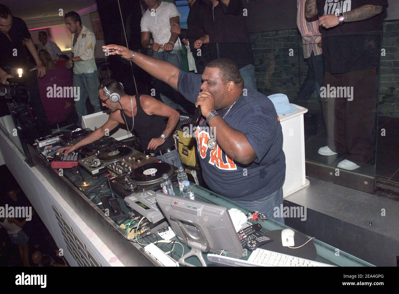 EXCLUSIF. Le DJ français LBR mélange son set et le chanteur des États-Unis chante lors de la fête du 'Independance Day' dans le club 'VIP Room' de Saint tropez, France, le 04 juillet 2005. Photo de Benoit Pinguet/ABACA Banque D'Images EXCLUSIF. Le DJ français LBR mélange son set et le chanteur des États-Unis chante lors de la fête du 'Independance Day' dans le club 'VIP Room' de Saint tropez, France, le 04 juillet 2005. Photo de Benoit Pinguet/ABACA Banque D'Images