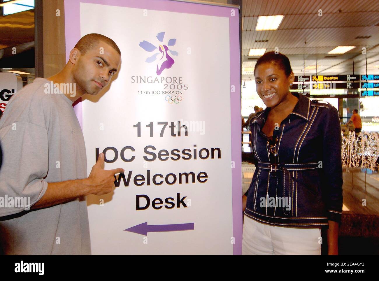 Le défenseur Tony Parker d'Antonio Spurs et l'ancienne star du circuit français Marie-Jose Perec, tous deux membres de la délégation de la candidature olympique de Paris 2012, posent à leur arrivée à l'aéroport de Singapour le 4 juillet 2005, Où les membres du Comité International Olympique voteront mercredi pour choisir la ville gagnante des Jeux Olympiques de 2012 parmi cinq villes candidates. Photo de Stéphane Kempinaire/Cameleon/ABACAPRESS.COM. Banque D'Images