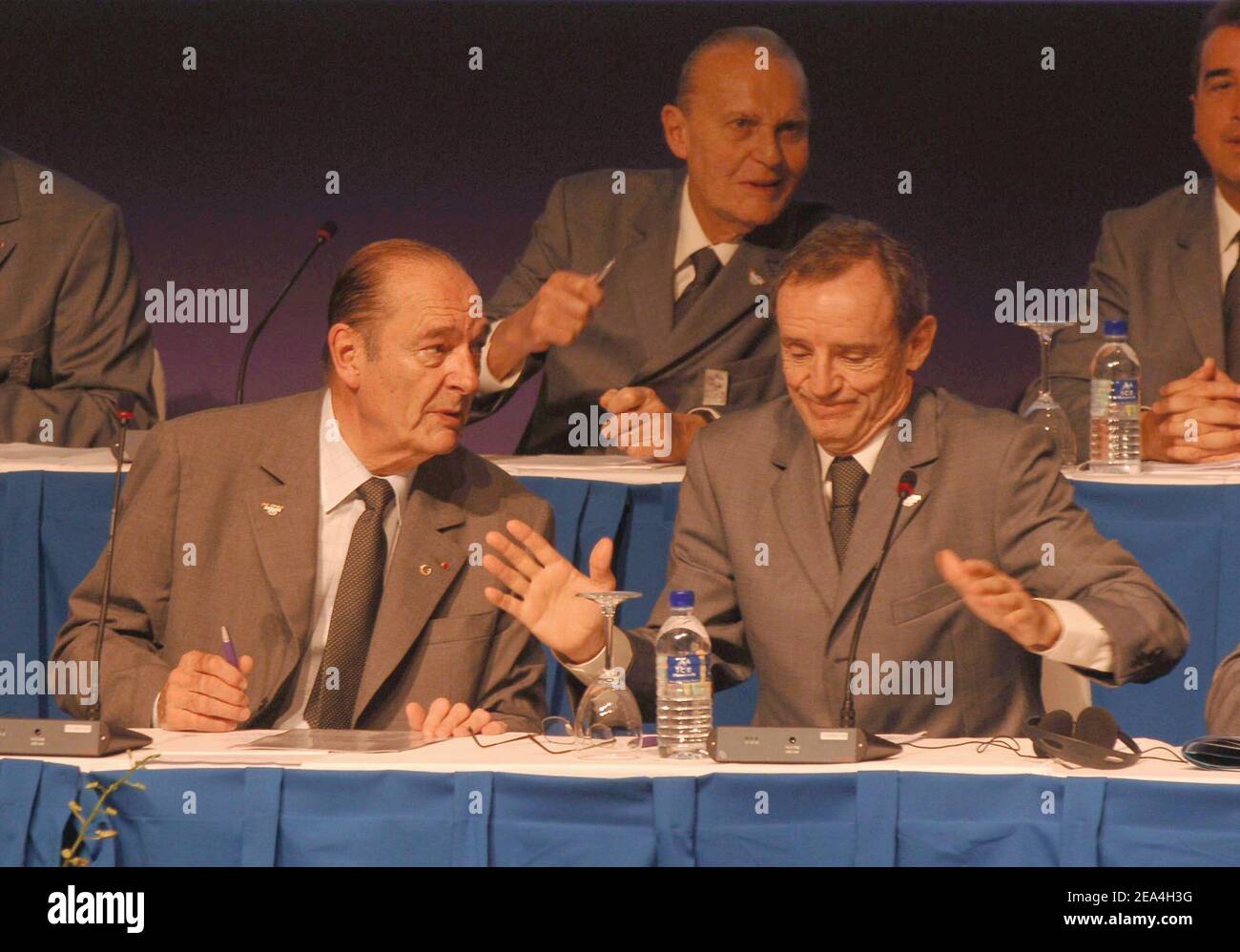 Le président français Jacques Chirac (L) et le champion olympique français Jean-Claude Killy lors de la présentation de la ville de Paris au Centre de congrès de la ville de Raffles à Singapour le 6 juillet 2005. Le Comité International Olympique votera plus tard dans la journée pour déterminer si Londres, Paris, New York, Madrid ou Moscou accueilleront les Jeux Olympiques de 2012. Photo de Stéphane Kempinaire/Cameleon/ABACAPRESS.COM. Banque D'Images