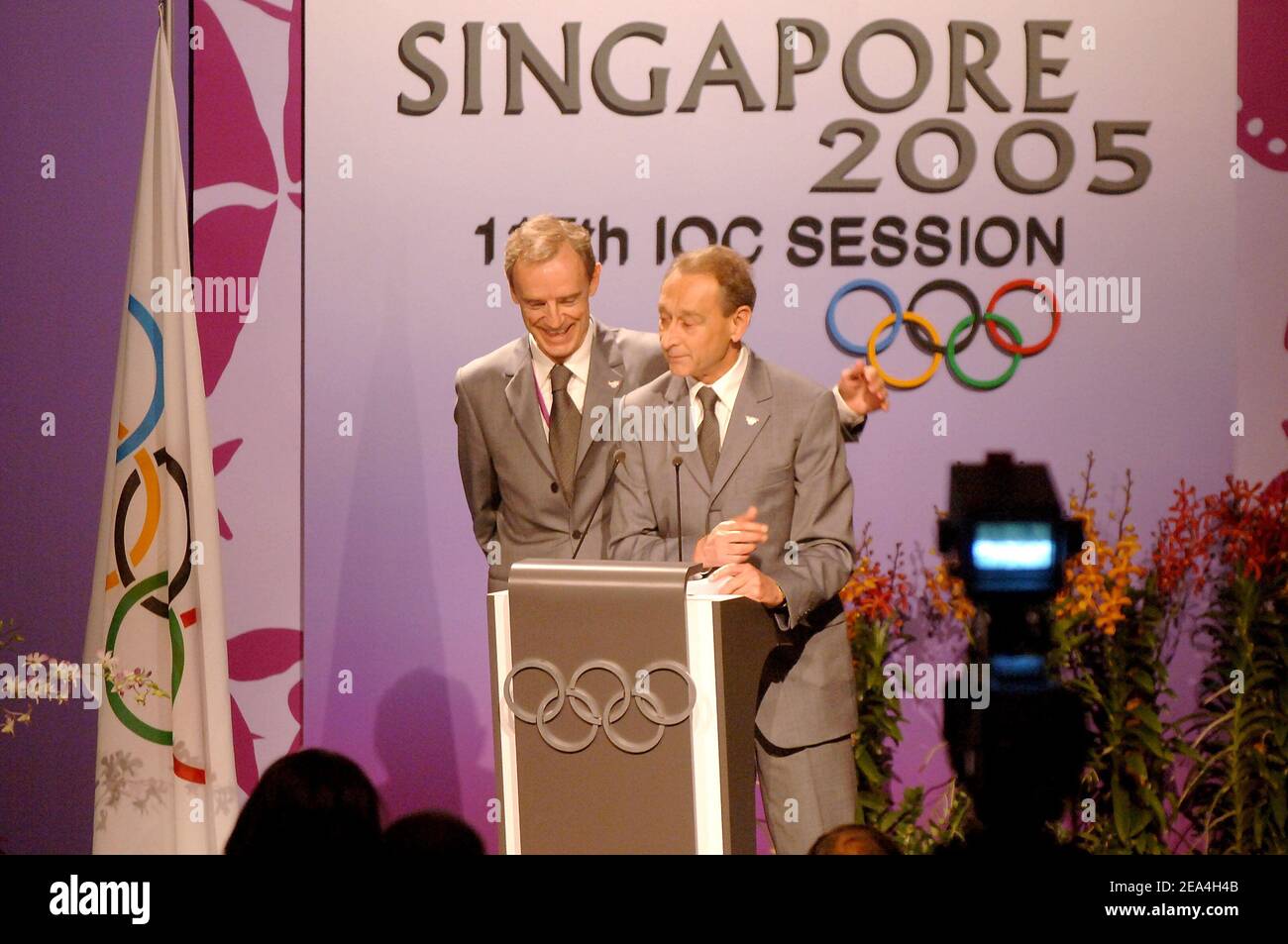 Le maire de Paris, Bertrand Delanoe (R), accompagné du champion olympique français de ski, Jean-Claude Killy, prononce son discours lors de la présentation de la ville de Paris au Raffles City Convention Centre à Singapour le 6 juillet 2005. Le Comité International Olympique votera plus tard dans la journée pour déterminer si Londres, Paris, New York, Madrid ou Moscou accueilleront les Jeux Olympiques de 2012. Photo de Stéphane Kempinaire/Cameleon/ABACAPRESS.COM. Banque D'Images