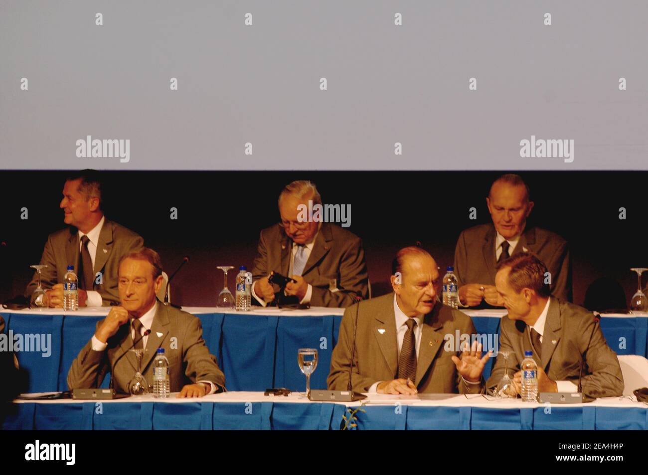 (G-D) le maire de Paris, Bertrand Delanoe, le président français, Jacques Chirac, et le champion de ski olympique français, Jean-Claude Killy, lors de la présentation de Paris au Centre de congrès de la ville de Raffles, à Singapour, le 6 juillet 2005. Le Comité International Olympique votera plus tard dans la journée pour déterminer si Londres, Paris, New York, Madrid ou Moscou accueilleront les Jeux Olympiques de 2012. Photo de Stéphane Kempinaire/Cameleon/ABACAPRESS.COM. Banque D'Images