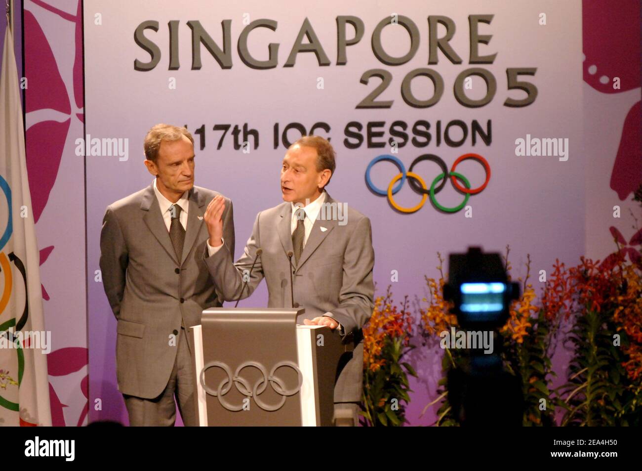 Le maire de Paris, Bertrand Delanoe (R), accompagné du champion olympique français de ski, Jean-Claude Killy, prononce son discours lors de la présentation de la ville de Paris au Raffles City Convention Centre à Singapour le 6 juillet 2005. Le Comité International Olympique votera plus tard dans la journée pour déterminer si Londres, Paris, New York, Madrid ou Moscou accueilleront les Jeux Olympiques de 2012. Photo de Stéphane Kempinaire/Cameleon/ABACAPRESS.COM. Banque D'Images