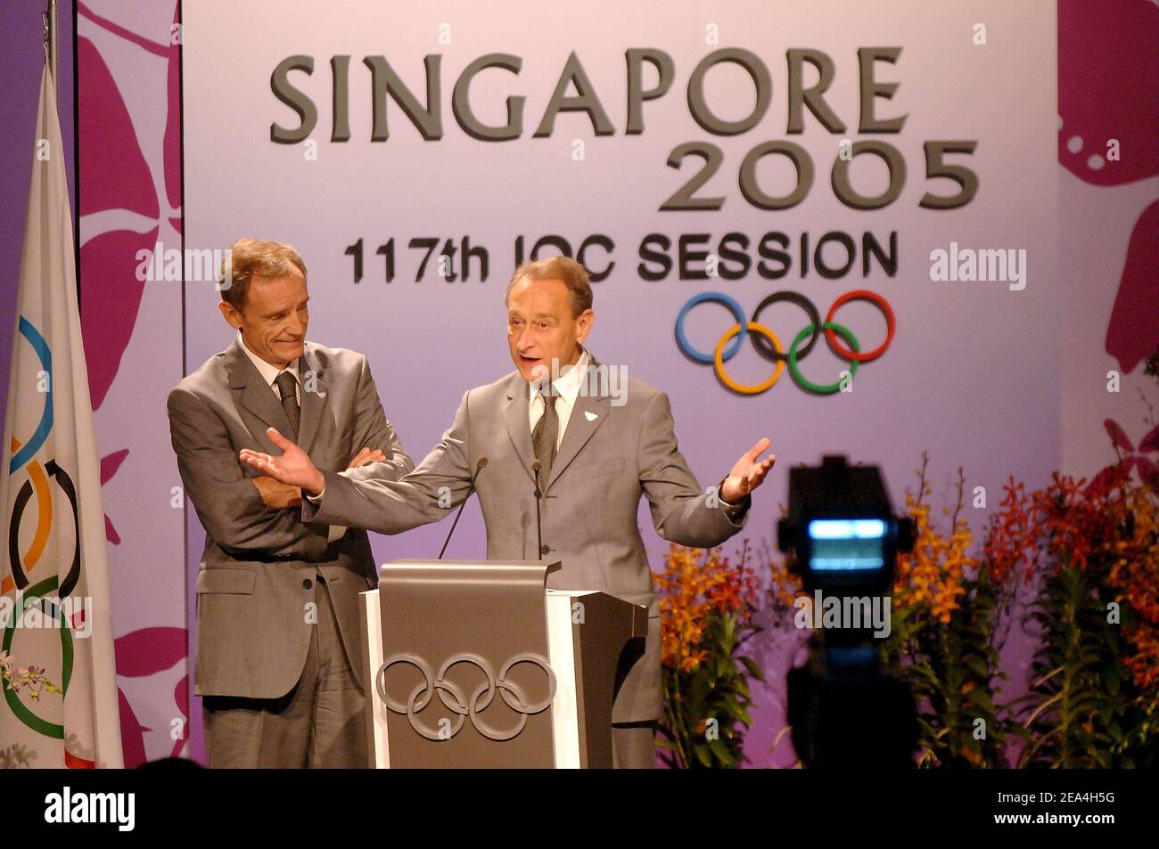 Le maire de Paris, Bertrand Delanoe (R), accompagné du champion olympique français de ski, Jean-Claude Killy, prononce son discours lors de la présentation de la ville de Paris au Raffles City Convention Centre à Singapour le 6 juillet 2005. Le Comité International Olympique votera plus tard dans la journée pour déterminer si Londres, Paris, New York, Madrid ou Moscou accueilleront les Jeux Olympiques de 2012. Photo de Stéphane Kempinaire/Cameleon/ABACAPRESS.COM. Banque D'Images