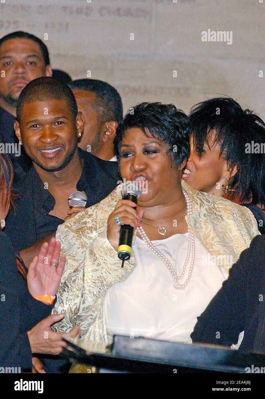 Usher et Aretha Franklin au Funeral of Music Legend Luther Vandross à New York, NY, le 8 juillet 2005. Les services ont eu lieu à Harlem, à l'église Riverside. Le chanteur est décédé à l'âge de 54 ans le 1er juillet 2005. Photo de Nicolas Khayat/ABACAPRESS.COM. Banque D'Images