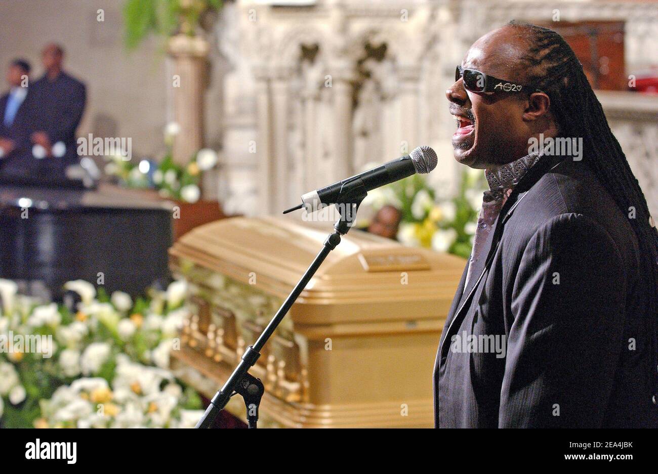 Stevie Wonder au Funeral of Music Legend Luther Vandross à New York, NY, le 8 juillet 2005. Les services ont eu lieu à Harlem, à l'église Riverside. Le chanteur est décédé à l'âge de 54 ans le 1er juillet 2005. Photo de Nicolas Khayat/ABACAPRESS.COM. Banque D'Images