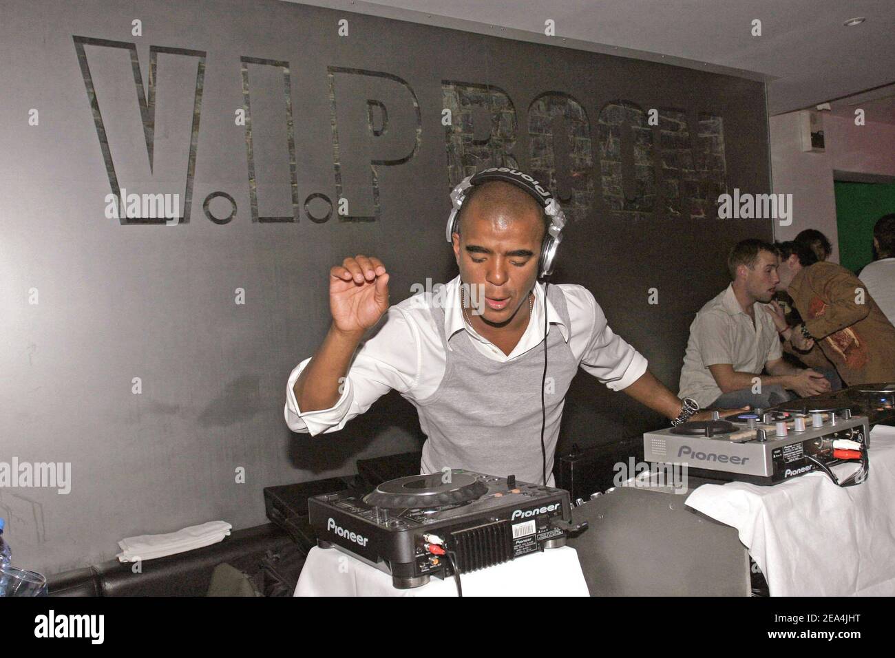 Le DJ américain Erick Morillo se mélange à la « salle VIP » de Saint-Tropez, dans le sud de la France, le 10 juillet 2005. Photo de Benoit Pinguet/ABACAPRESS.COM. Banque D'Images Le DJ américain Erick Morillo se mélange à la « salle VIP » de Saint-Tropez, dans le sud de la France, le 10 juillet 2005. Photo de Benoit Pinguet/ABACAPRESS.COM. Banque D'Images