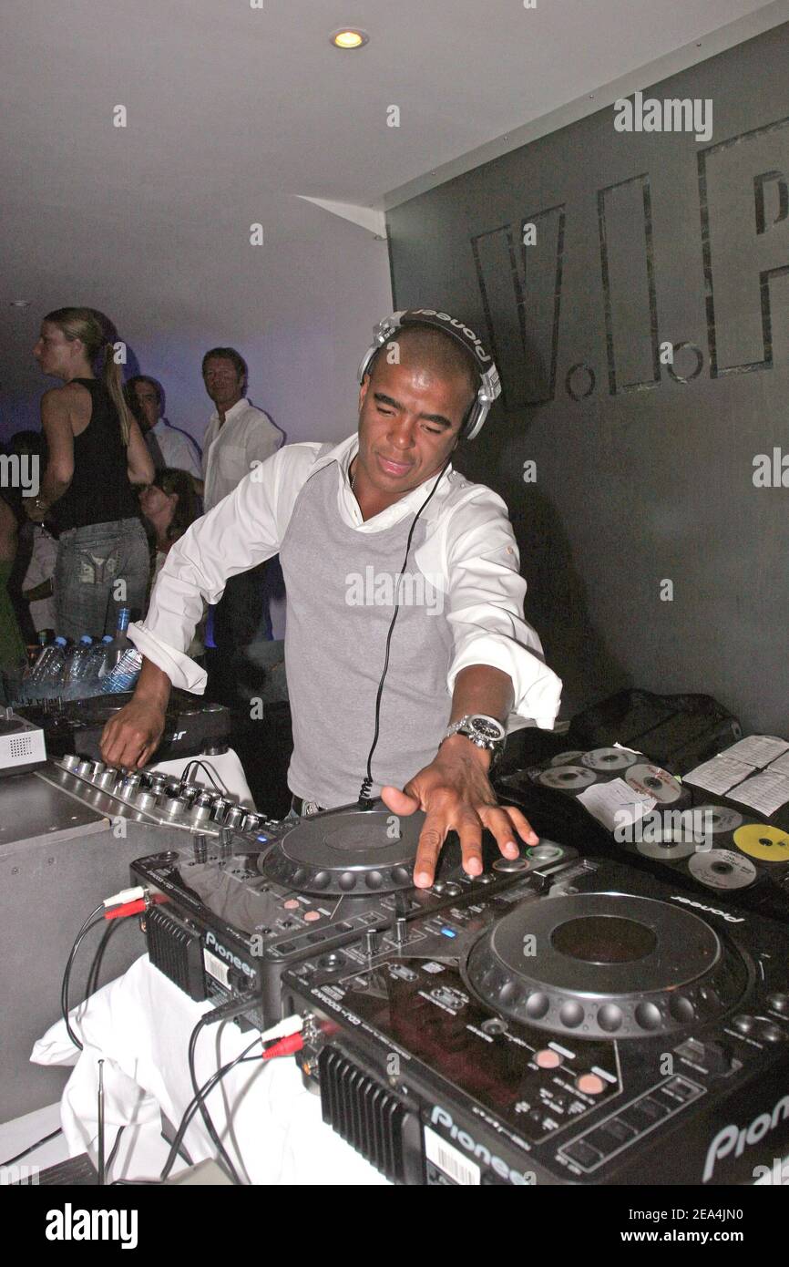 Le DJ américain Erick Morillo se mélange à la « salle VIP » de Saint-Tropez, dans le sud de la France, le 10 juillet 2005. Photo de Benoit Pinguet/ABACAPRESS.COM. Banque D'Images Le DJ américain Erick Morillo se mélange à la « salle VIP » de Saint-Tropez, dans le sud de la France, le 10 juillet 2005. Photo de Benoit Pinguet/ABACAPRESS.COM. Banque D'Images