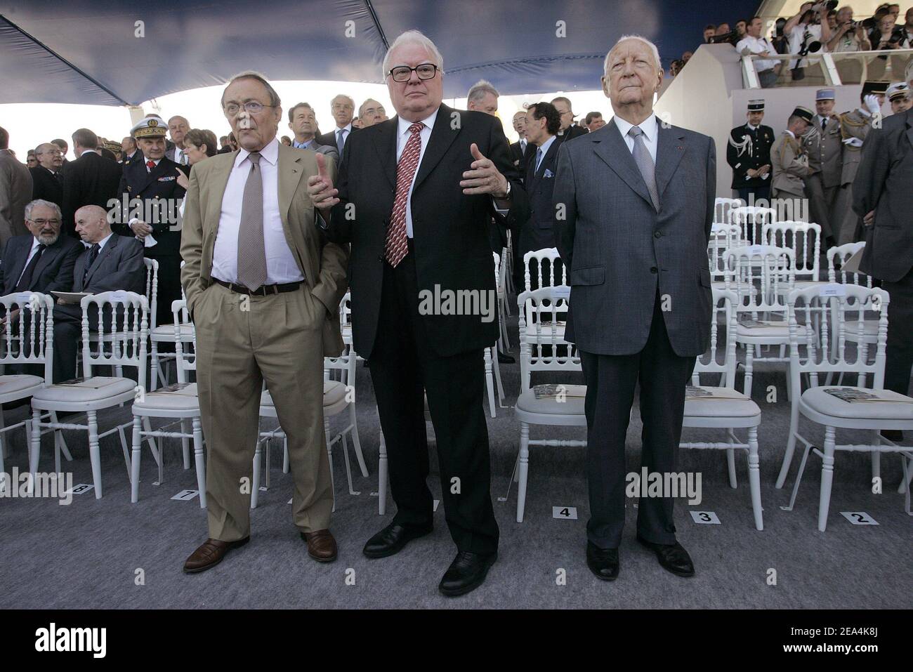 (G-D) trois anciens premiers ministres français Michel Rocard, Pierre Mauroy et Pierre Messmer dans la position présidentielle avant le début d'un défilé militaire le long des champs-Élysées, à l'occasion de la fête de la Bastille à Paris, en France, le jeudi 14 juillet 2005. Photo de Mousse-Nebinger-Klein/ABACAPRESS.COM. Banque D'Images