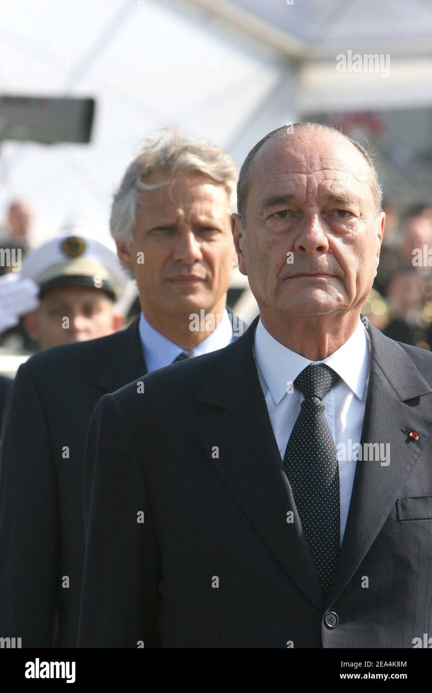 Le président français Jacques Chirac (R) et le Premier ministre Dominique de Villepin avant le début d'un défilé militaire le long des champs-Elysées, à l'occasion du 14 juillet à Paris, en France, le jeudi 14 juillet 2005. Photo de Mousse-Nebinger-Klein/ABACAPRESS.COM Banque D'Images