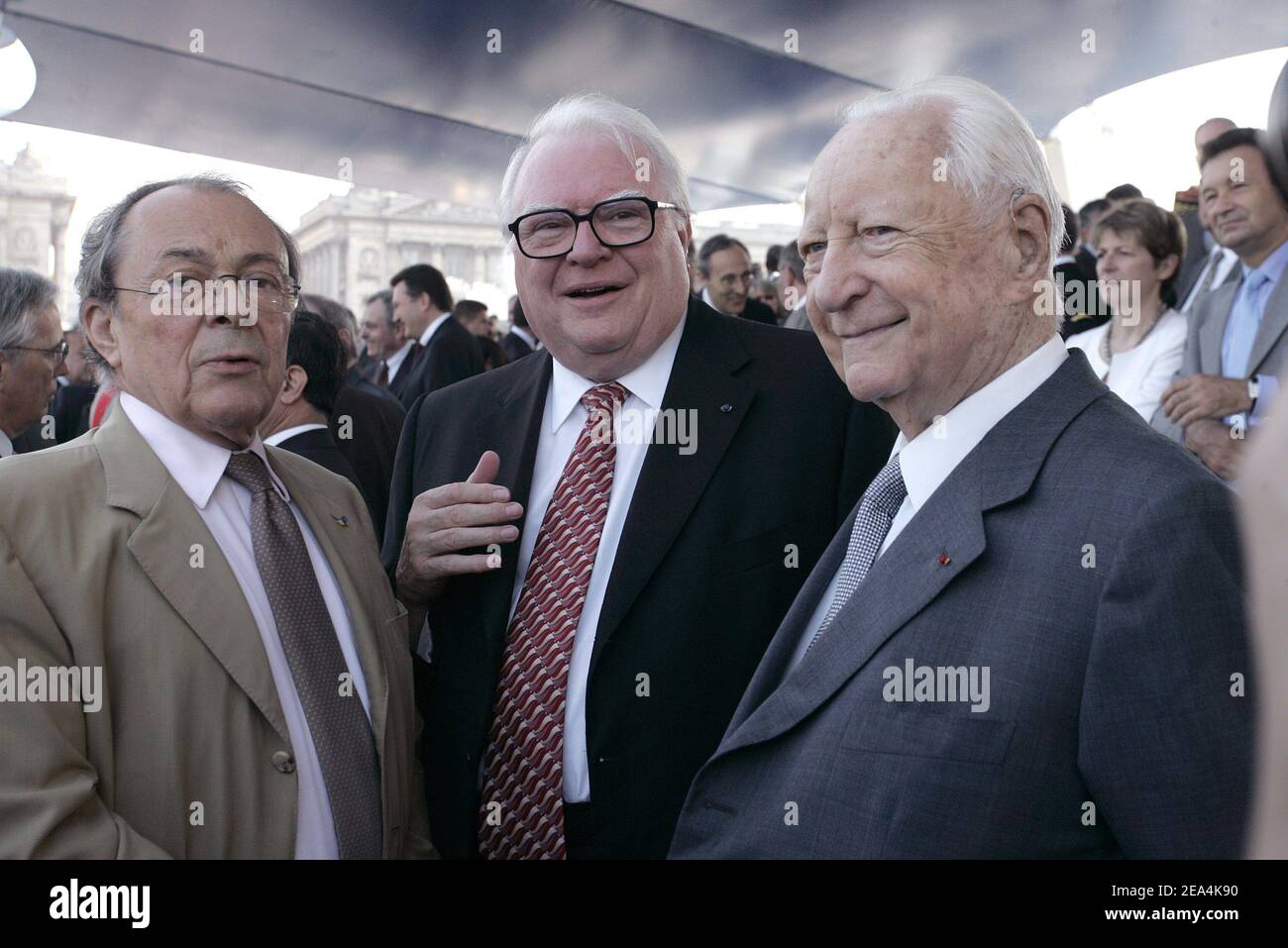 (G-D) les anciens premiers ministres français Michel Rocard et Pierre Mauroy et l'ancien ministre français de la Défense Pierre Messmer dans la position présidentielle avant le début d'un défilé militaire le long des champs-Élysées, à l'occasion de la fête de la Bastille à Paris, en France, le jeudi 14 juillet 2005. Photo de Mousse-Nebinger-Klein/ABACAPRESS.COM. Banque D'Images