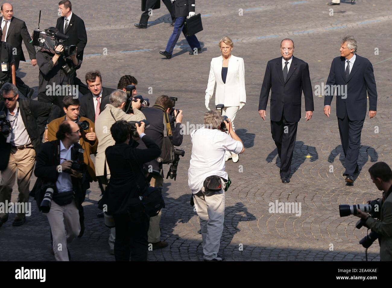 Le président français Jacques Chirac (C) avec la ministre de la Défense Michele Alliot-Marie (L) et le Premier ministre Dominique de Villepin avant le défilé militaire qui a eu lieu le long des champs-Élysées pour célébrer la fête de la Bastille à Paris, en France, le jeudi 14 juillet 2005. Photo de Nebinger-Mousse-Klein/ABACAPRESS.COM. Banque D'Images