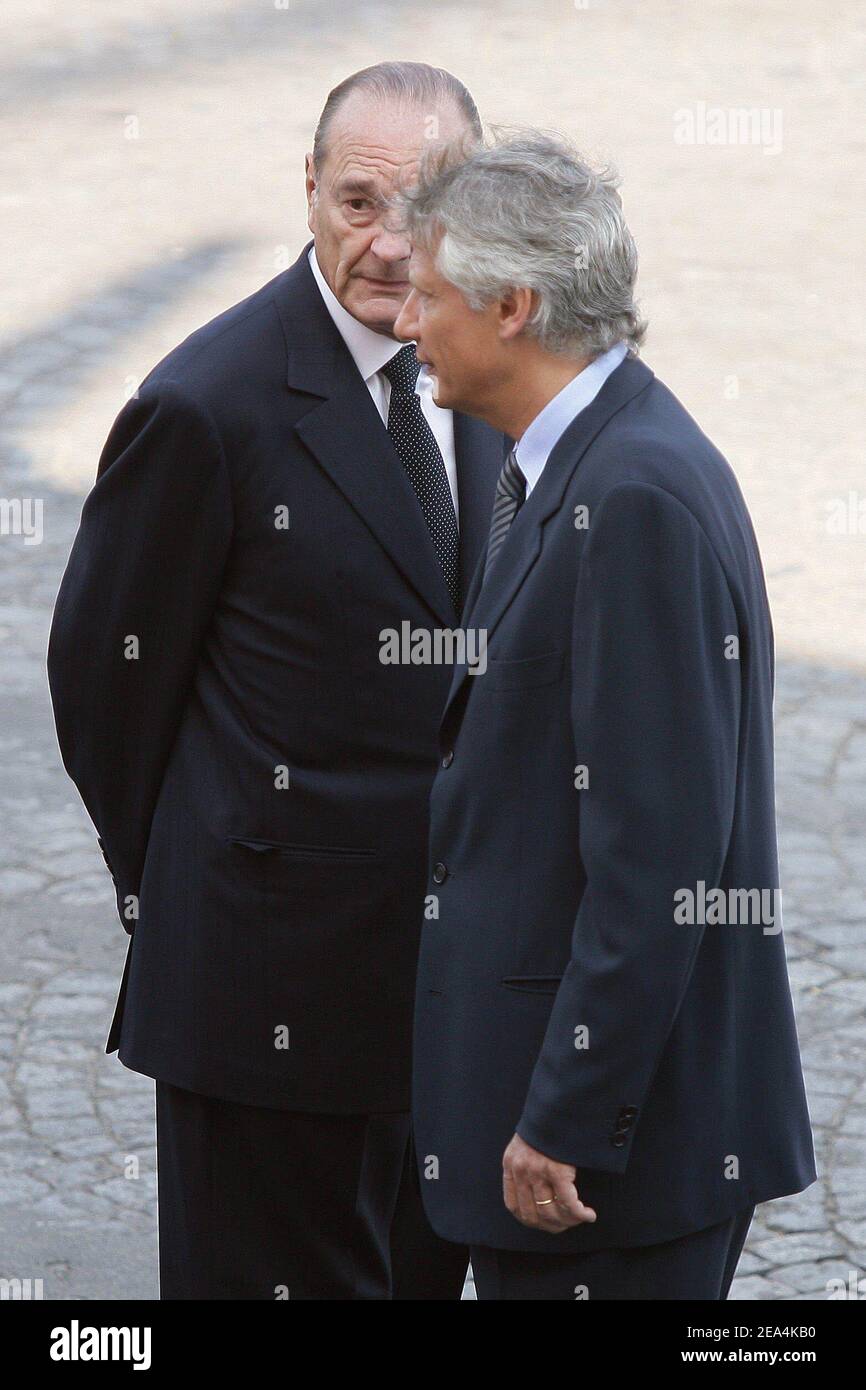 Le président français Jacques Chirac (L) et le Premier ministre Dominique de Villepin avant le défilé militaire qui a eu lieu le long des champs-Élysées pour célébrer le 14 juillet à Paris, en France, le jeudi 14 juillet 2005. Photo de Nebinger-Mousse-Klein/ABACAPRESS.COM. Banque D'Images