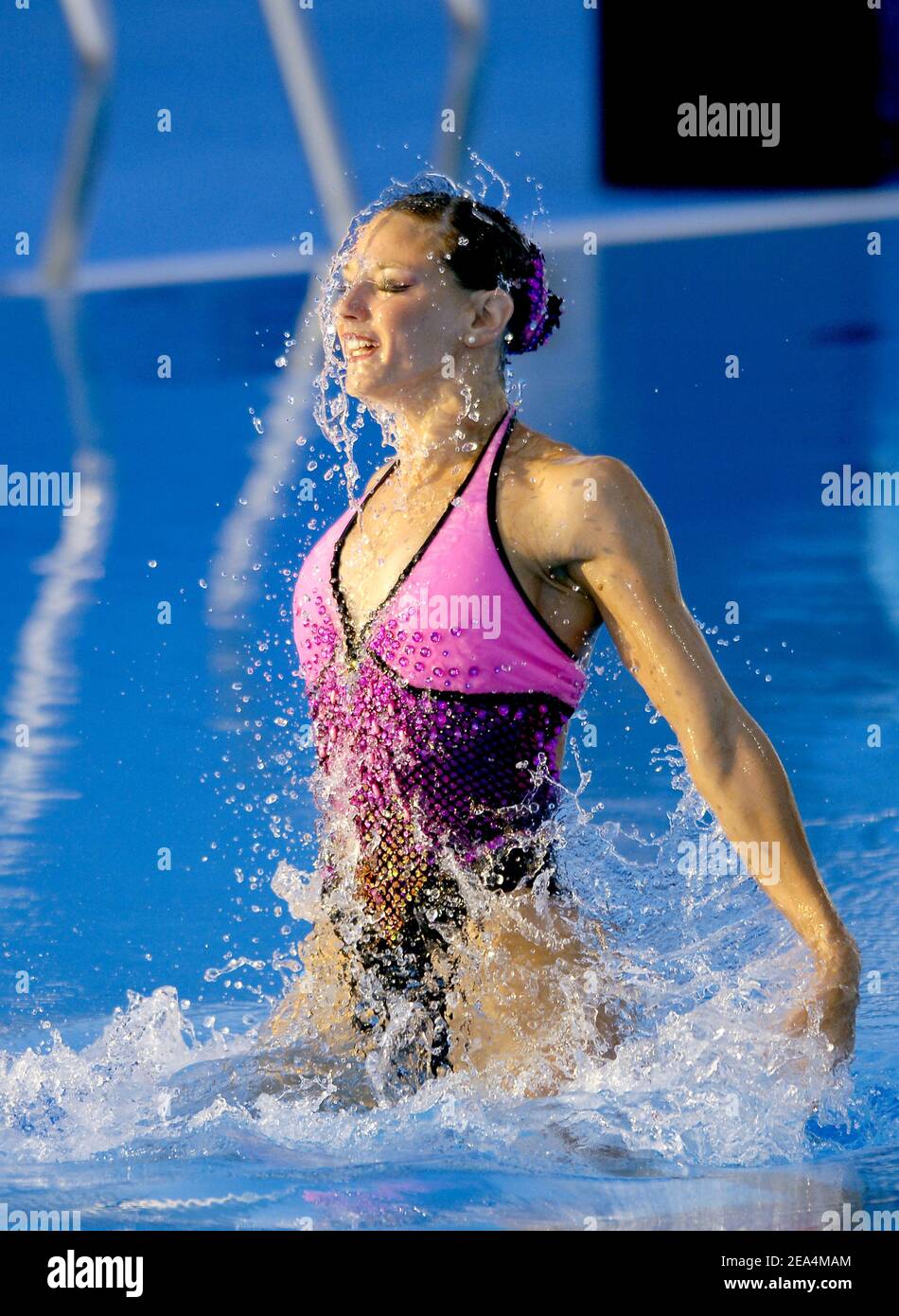 La nageuse synchronisée française Virginie Dedieu remporte la médaille d'or pour sa routine de nage libre synchronisée en solo lors des XI Championnats du monde de la FINA au Parc Jean-drapeau à Montréal, Québec, Canada, le 21 juillet 2005. Photo de Nicolas Gouhier/CAMELEON/ABACAPRESS.COM Banque D'Images