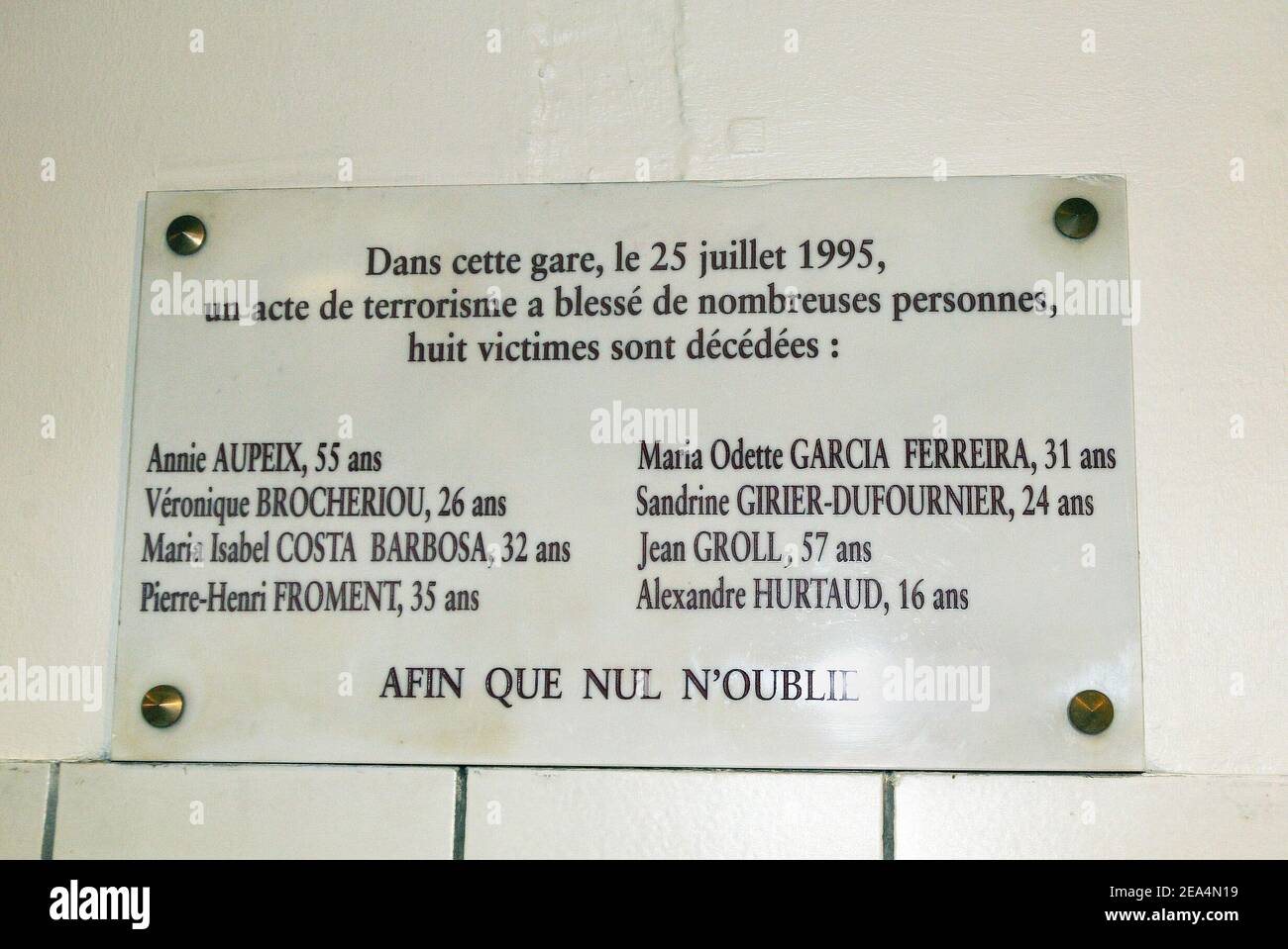 Une plaque a été installée pour commémorer les huit victimes de l'attentat  terroriste du 25 juillet 1995 à la station de métro Saint-Michel à Paris,  en France, le 25 juillet 2005. La