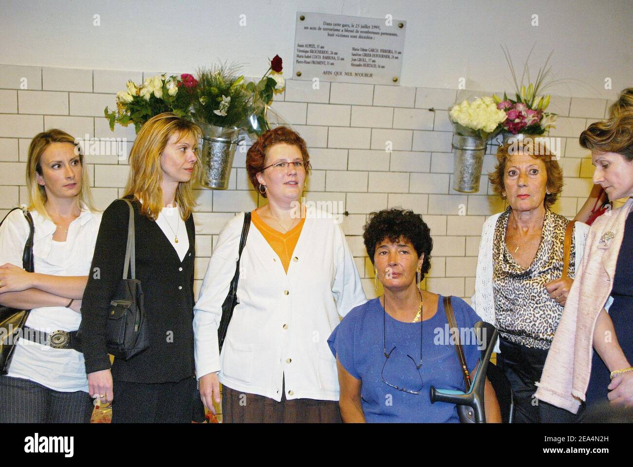 Françoise Rudetzki (3e R), fondatrice du groupe de soutien aux victimes S.O.S. Les Attentats et les proches des victimes assistent à une cérémonie commémorant le dixième anniversaire de l'attentat terroriste à la station de métro Saint-Michel à Paris, en France, le 25 juillet 2005. Il y a dix ans, une bombe a explosé dans la station de métro Saint-Michel, tuant huit personnes et blessant environ 100 personnes, la première d'une série de cinq attaques sanglantes en France en 1995. Photo de Mehdi Taamallah/ABACAPRESS.COM Banque D'Images