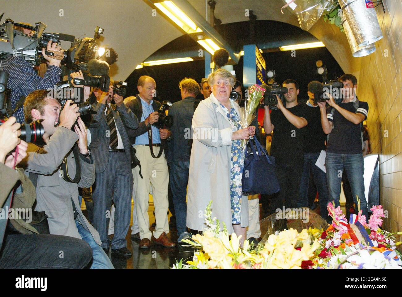 Les parents des victimes assistent à une cérémonie commémorant le dixième  anniversaire de l'attentat terroriste à la station de métro Saint-Michel à  Paris, en France, le 25 juillet 2005. La cérémonie a